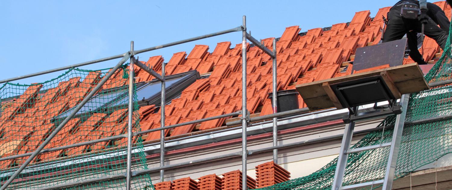 Leiteraufzug oder Dachdeckerlift im Einsatz bei Dacharbeiten