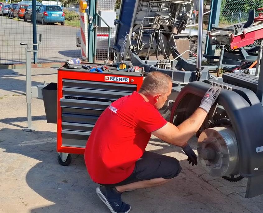 Reparatur einer Antriebspumpe bei einem Möbelaufzug
